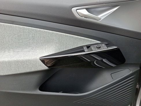 New 2025 Volkswagen ID.4 Pro image 8