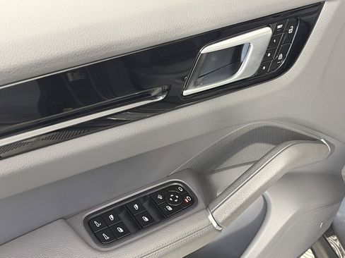 Used 2020 Porsche Cayenne image 23