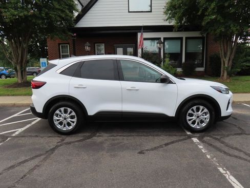 Used 2023 Ford Escape Active w/ Cold Weather Package FWD image 9