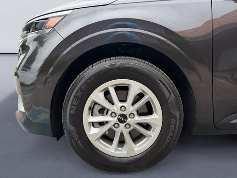 Used 2023 Kia Carnival LX FWD image 9