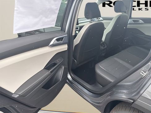 New 2026 Volkswagen Taos SE image 24