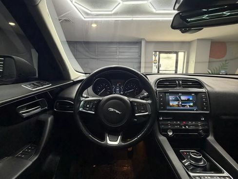 Used 2018 Jaguar F-PACE Prestige AWD/4WD image 34
