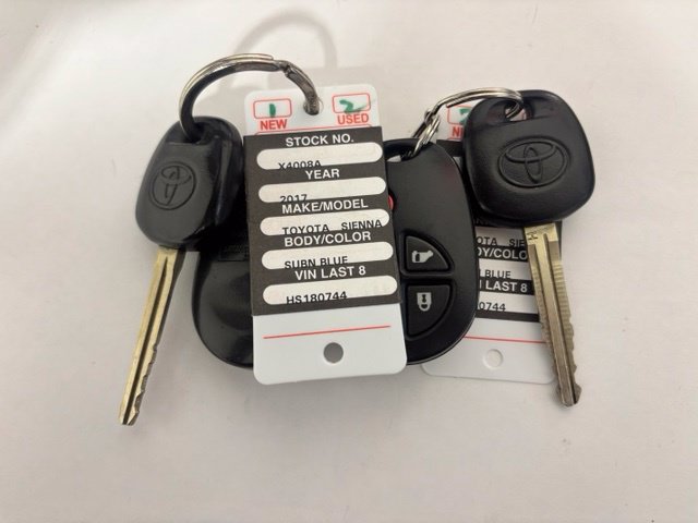 Used 2017 Toyota Sienna LE AWD/4WD image 2