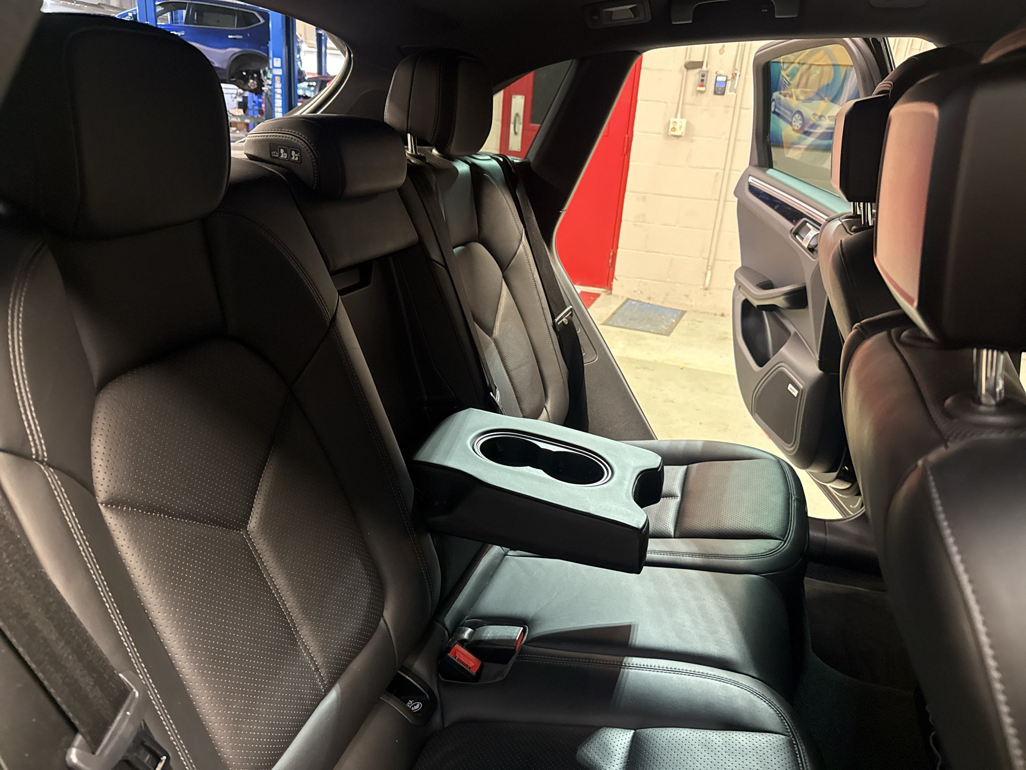 Used 2018 Porsche Macan AWD/4WD image 28