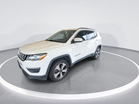 Used 2018 Jeep Compass Latitude w/ Popular Equipment Group AWD/4WD image 4