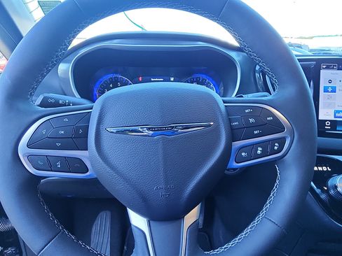 Used 2026 Chrysler Pacifica Select FWD image 12