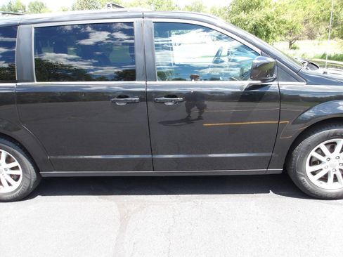 Used 2019 Dodge Grand Caravan SXT FWD image 32