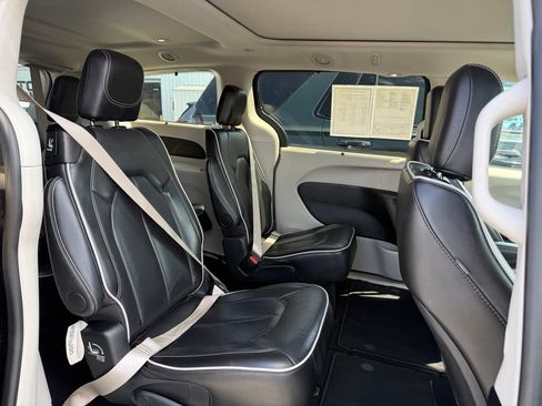 Used 2024 Chrysler Pacifica Limited FWD image 9