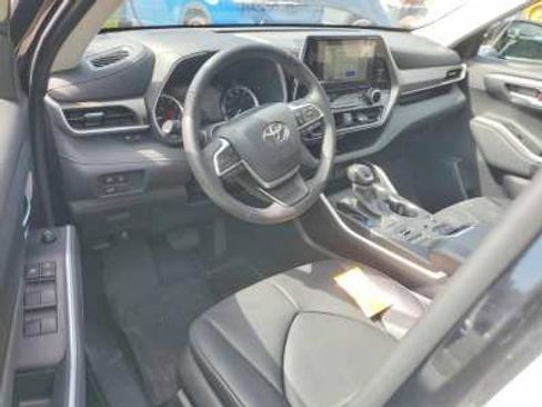 Used 2024 Toyota Highlander XLE AWD/4WD image 7