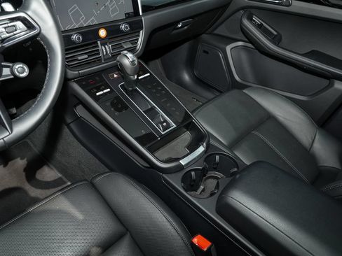 Certified 2026 Porsche Macan AWD/4WD image 26