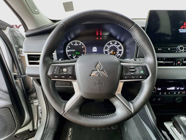 Used 2025 Mitsubishi Outlander SE FWD image 12