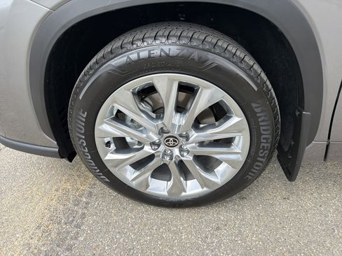 Used 2026 Toyota Highlander Limited image 11