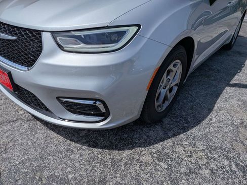 Used 2024 Chrysler Pacifica Limited image 8