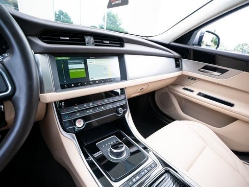 Used 2020 Jaguar XF Premium RWD image 35