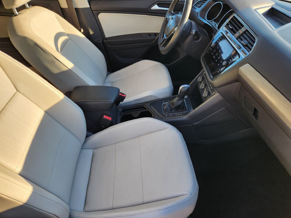 Used 2021 Volkswagen Tiguan SE w/ Panoramic Sunroof Package FWD image 9