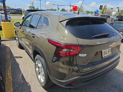 Used 2024 Chevrolet Trax LS w/ LS Convenience Package FWD image 6