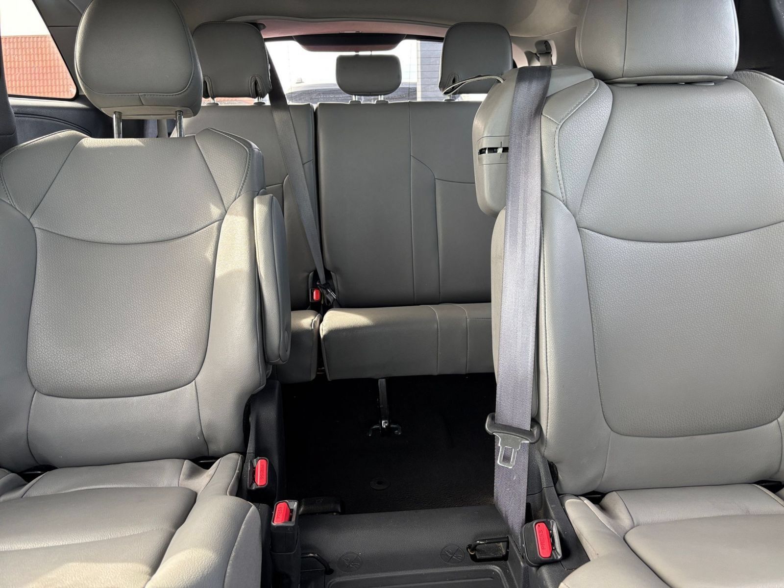 Used 2025 Toyota Sienna XLE FWD image 40