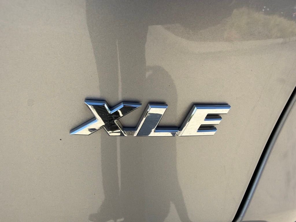 Used 2020 Toyota RAV4 XLE w/ Convenience Package FWD image 14