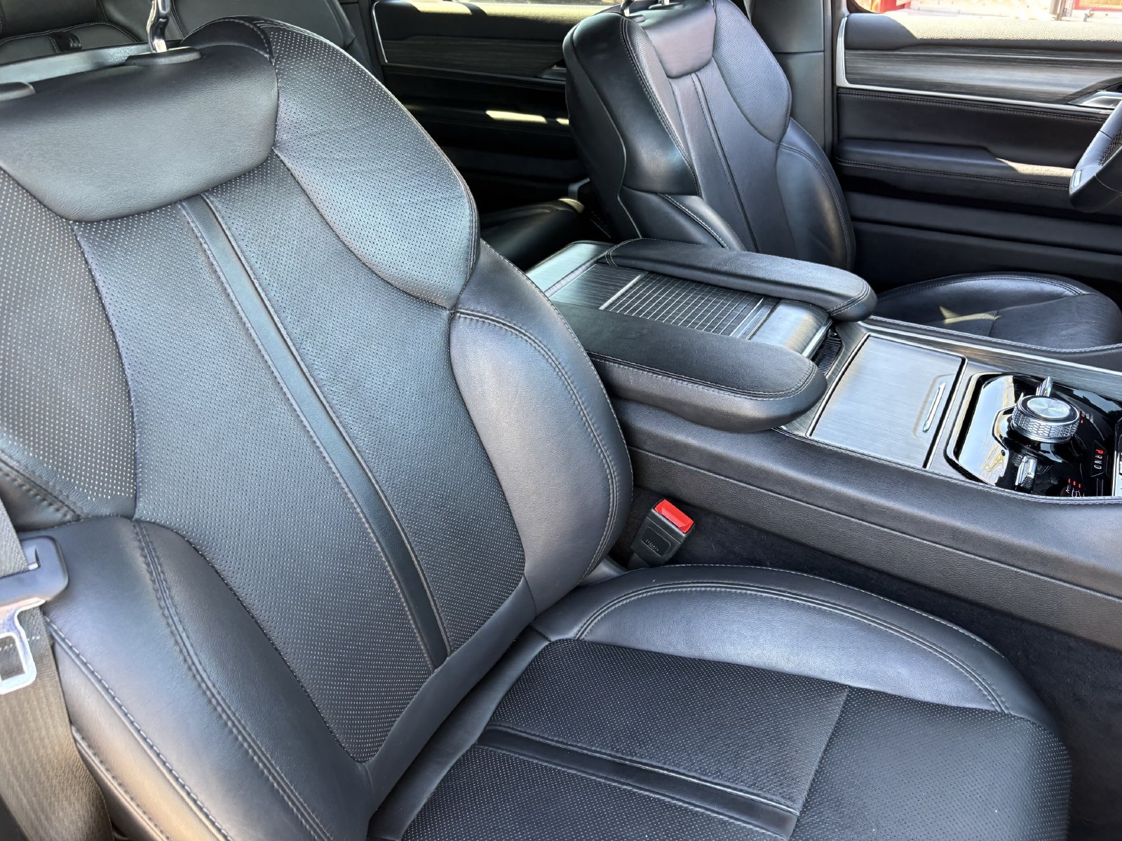Used 2024 Jeep Wagoneer L Series III w/ Flexible Seating Group AWD/4WD image 12