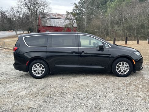Used 2024 Chrysler Voyager LX image 4