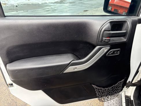 Used 2014 Jeep Wrangler Unlimited Sahara w/ Max Tow Package image 10