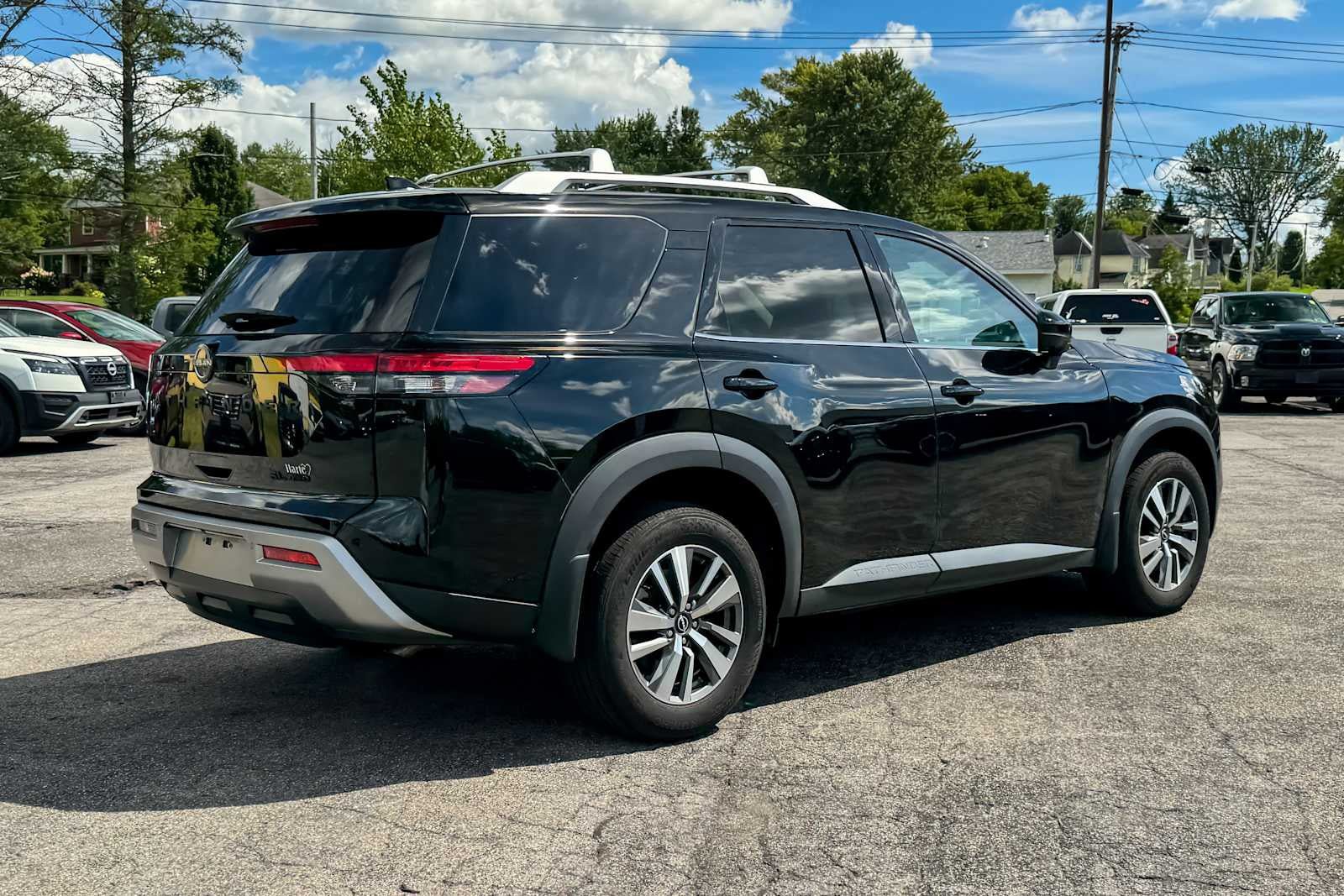 Certified 2024 Nissan Pathfinder SL w/ Black Appearance Package AWD/4WD image 3