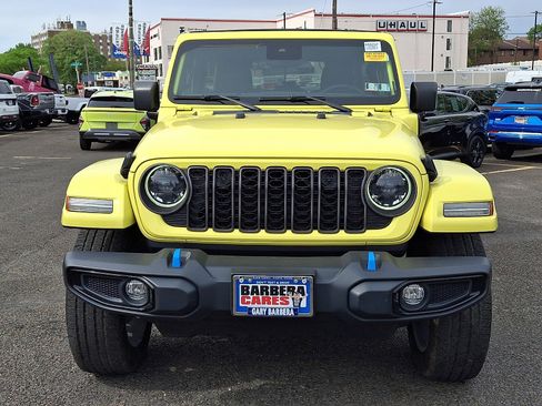 Used 2024 Jeep Wrangler Unlimited w/ Convenience Group AWD/4WD image 2