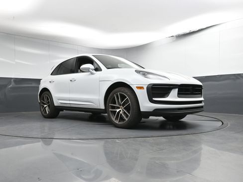 Certified 2025 Porsche Macan image 31