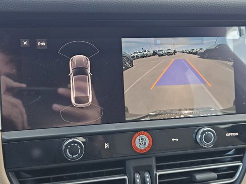 Certified 2026 Porsche Macan image 18