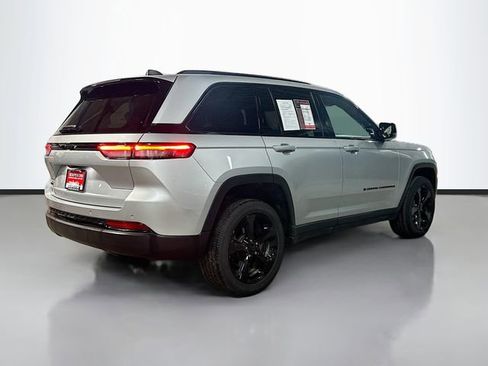 Used 2024 Jeep Grand Cherokee Altitude image 6