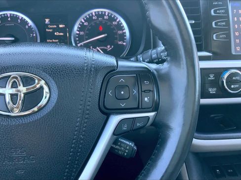 Used 2019 Toyota Highlander XLE image 21