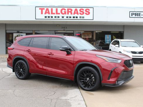 Used 2023 Toyota Highlander XSE FWD image 2