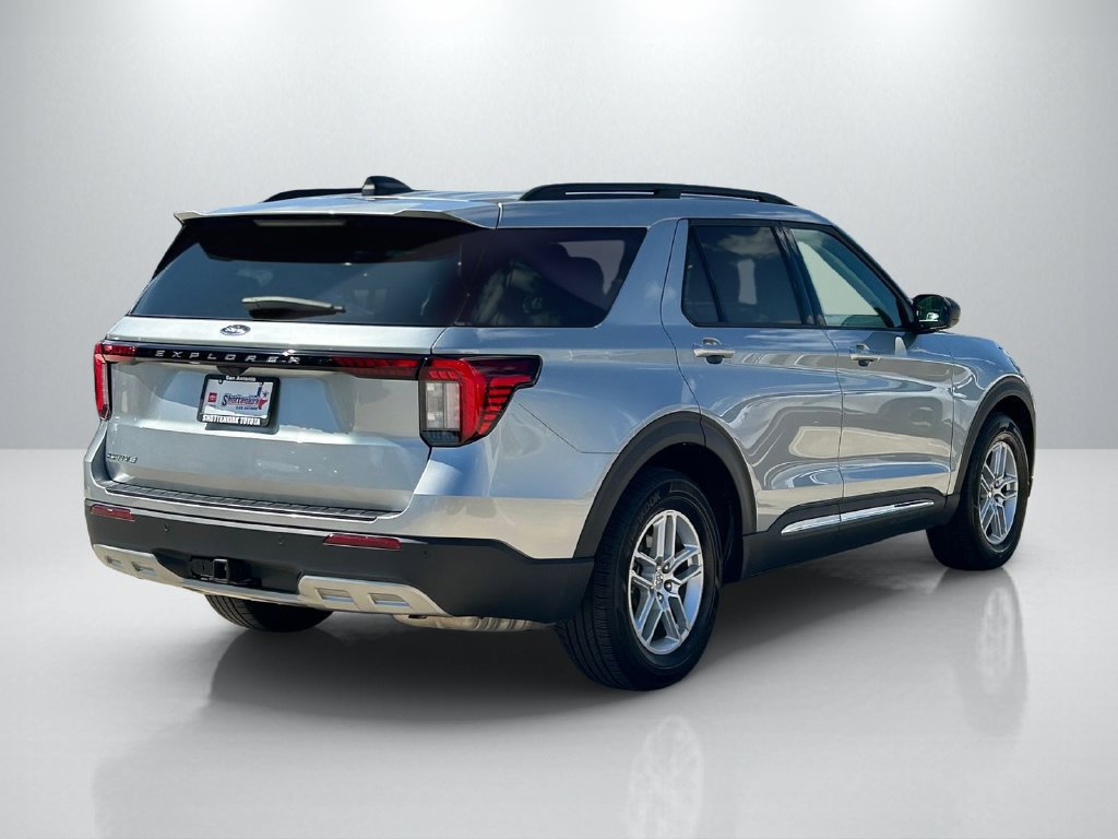 Used 2025 Ford Explorer Active w/ Active Comfort Package RWD image 5