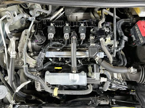 Used 2025 Nissan Versa SR FWD image 30