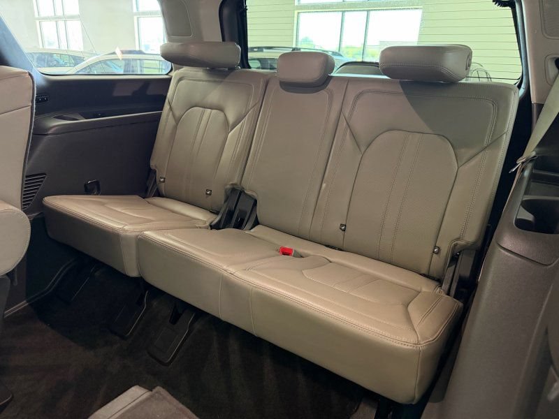 Used 2018 Ford Expedition Limited w/ Equipment Group 301A RWD image 20