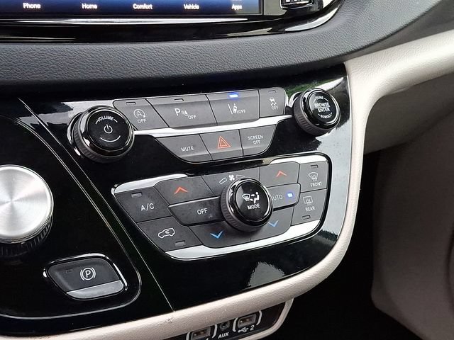 Used 2023 Chrysler Pacifica Touring-L FWD image 16