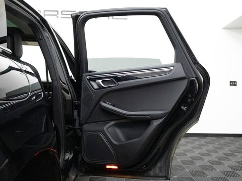 Certified 2018 Porsche Macan AWD/4WD image 27