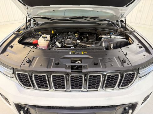 Used 2025 Jeep Grand Cherokee L Overland AWD/4WD image 32