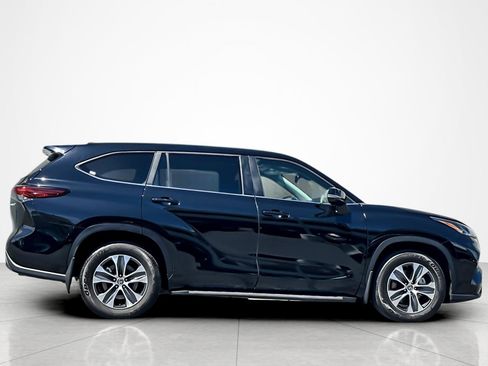 Used 2023 Toyota Highlander XLE FWD image 6