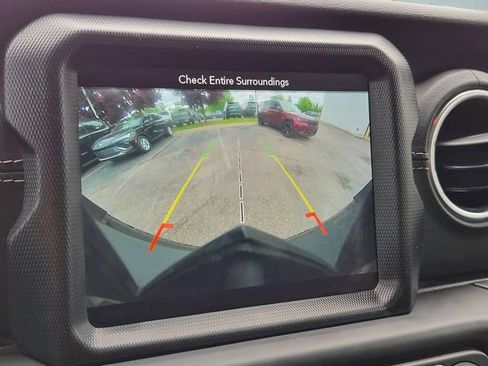 Used 2018 Jeep Wrangler Unlimited Sahara AWD/4WD image 14