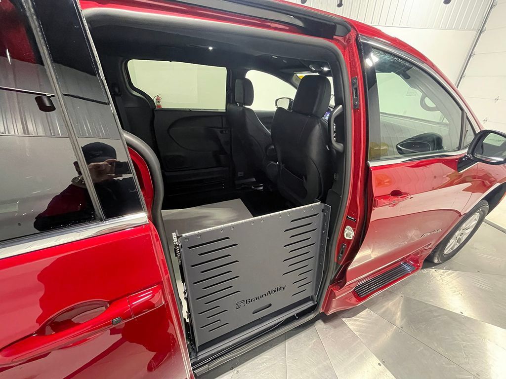 Used 2026 Chrysler Voyager LX FWD image 20