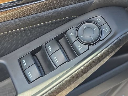 Used 2022 Chevrolet Traverse Premier AWD/4WD image 23