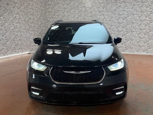 Used 2022 Chrysler Pacifica Touring image 2