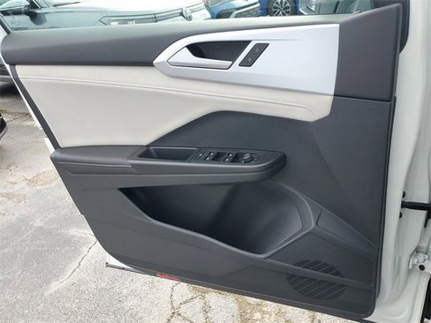 Certified 2025 Volkswagen Taos SE w/ Panoramic Sunroof Package image 30