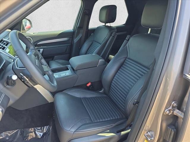 Used 2025 Land Rover Discovery Dynamic SE AWD/4WD image 15