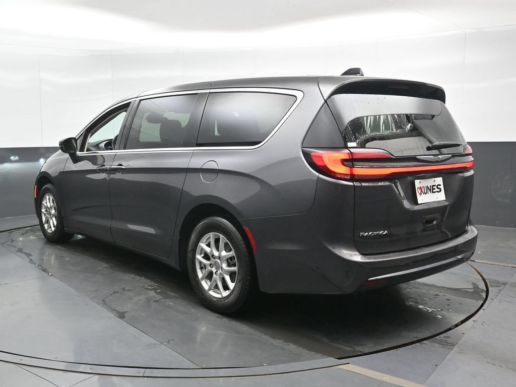 Used 2023 Chrysler Pacifica Touring-L FWD image 9