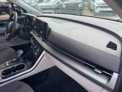 Used 2022 Kia Carnival LX image 29