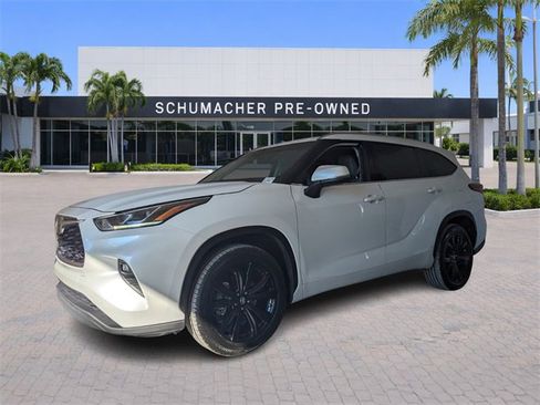 Used 2023 Toyota Highlander L image 4