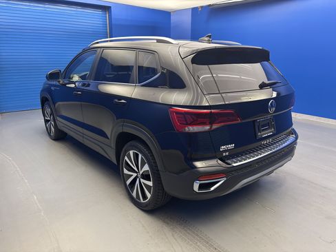 Certified 2023 Volkswagen Taos SE w/ Panoramic Sunroof Package FWD image 5