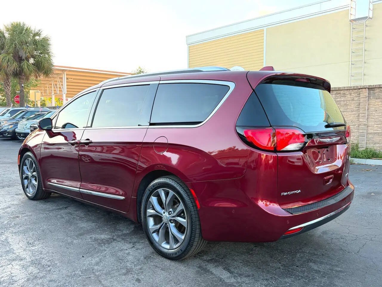 Used 2020 Chrysler Pacifica Limited w/ Tire & Wheel Group FWD image 19
